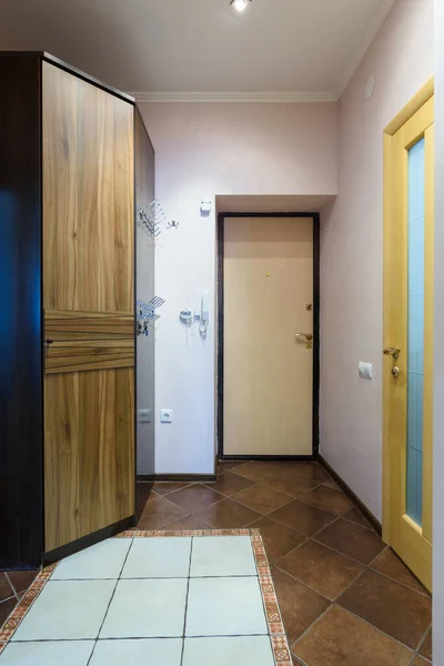 Das Innere Des Korridors Der Wohnung Blick Auf Die Haustür — Stockfoto