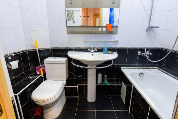 毎日の家賃のためのアパートのバスルームのインテリア — ストック写真
