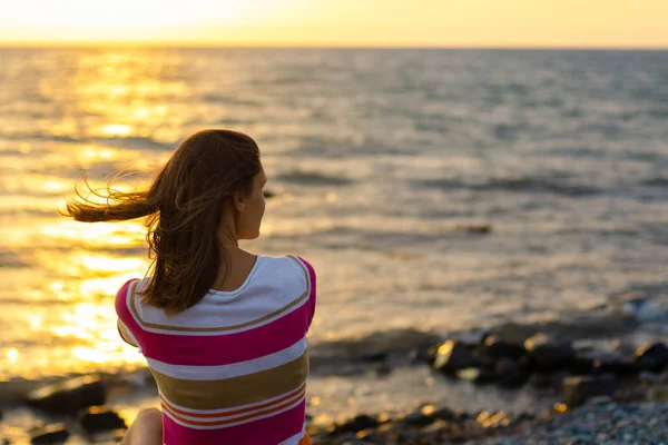 Girl Sits Evening Sunset Seashore View Back — Stock Photo, Image