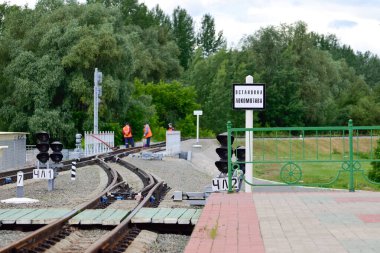 Çocuk demiryolundaki tren istasyonu.