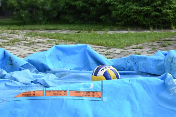 Aufblasbares Sommerbecken Vor Dem Füllen Mit Wasser Und Volleyball — Stockfoto