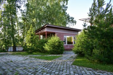 Yeşil ağaçlarla çevrili özel kır evi