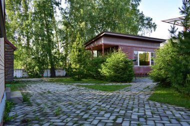 Yeşil ağaçlarla çevrili özel kır evi