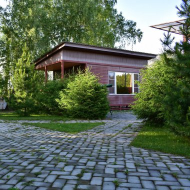 Yeşil ağaçlarla çevrili özel kır evi