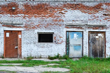 Teknik destek odası olarak kullanılan eski bir tuğla bina..