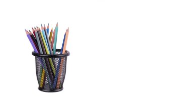 Bir kalem durumda beyaz arka plan üzerinde renkli kalemler