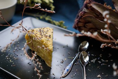 çiçekler bir tekstil zemin üzerine pasta napolleon