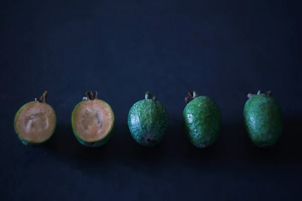 Feijoa meyve siyah arka plan üzerine