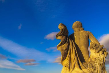 Görkemli heykeli mavi gökyüzü ve bulutlar Barcelona'da bakarak.