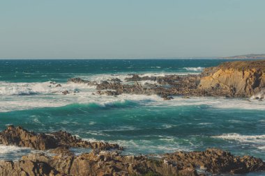 Kayalıklara ve kayalara çarpan dalgalar 