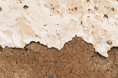 Eski evin duvarları dökülüyor. Arka plan. Metin için turuncu, kahverengi, beyaz grunge alanı.