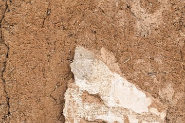 Eski evin duvarları dökülüyor. Arka plan. Metin için turuncu, kahverengi, beyaz grunge alanı.