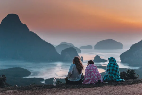 Women Watch Sunrise Sea Mountains Phangnga Sunrise — Stockfoto