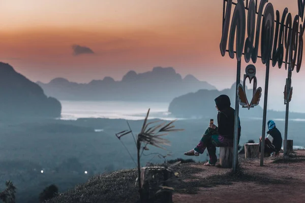 Women Watch Sunrise Sea Mountains Phangnga Sunrise — Stockfoto