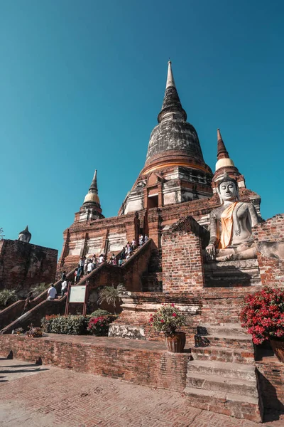 Boeddhabeeld Aan Onderkant Van Een Grote Oude Pagode Blauwe Hemelachtergrond — Stockfoto