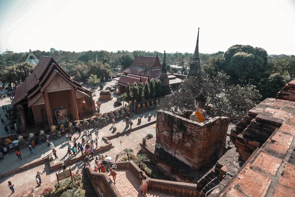 Pessoas Caminham Lugar Histórico Com Templos Pedra Antiga Ayutthaya Tailândia — Fotografia de Stock