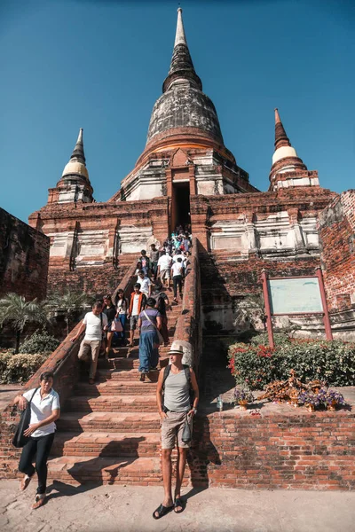Pessoas Nos Passos Templo Antigo Com Cúpulas Ayutthaya Tailândia — Fotografia de Stock