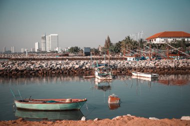 Şehrin arka planına karşı suda bir tekne.