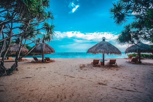 Sombrillas Paja Playa Arena Bali Indonesia — Foto de Stock