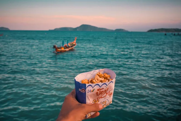 Holding Popcorn His Hand Background Boat Sea Mountains Phuket Thailand — Stock Photo, Image