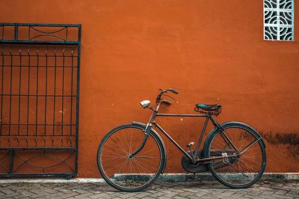 Vieja Bicicleta Cerca Pared Bandung Jawa Indonesia — Foto de Stock