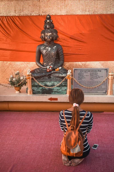 Ragazza Seduta Che Legge Una Tavoletta Vicino Alla Statua Buddha — Foto Stock
