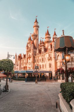 Sherk 'in Kalesi Universal Stüdyosu' nun parkında.