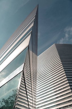 Singapur mavi gökyüzüne karşı modern uzun boylu gökdelen