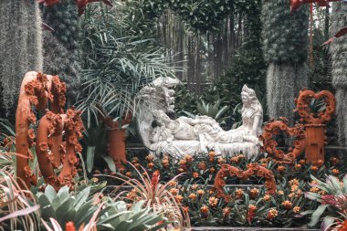 Pattaya, ormandaki antik heykel. Tayland