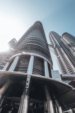 Kuala Lumpur mavi gökyüzüne karşı uzun boylu modern gökdelenler