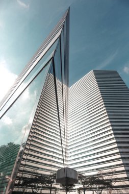 Singapur mavi gökyüzüne karşı modern uzun boylu gökdelen