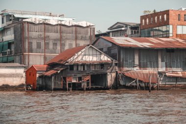 Riverside Bangkok de ayaklıklar üzerinde eski ahşap ev