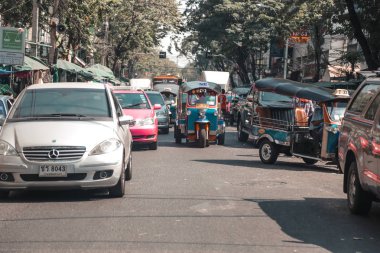 Tuk-tuk ulaşım ile Bangkok yolları
