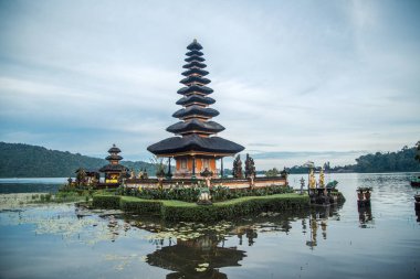 Bali. Pura Ulun Tuna Bratan Gölü'nde