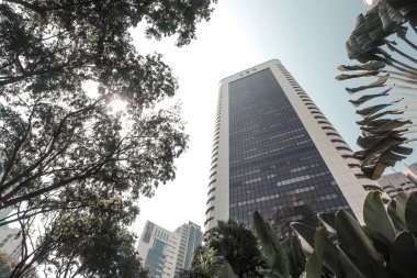 Kuala Lumpur mavi gökyüzüne karşı uzun boylu modern gökdelen