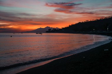 Bali. Amed güzel doğarken. Lombok görünümü
