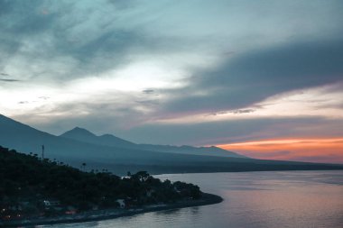 tepeler ve deniz Amed, bali gün batımı görünümü