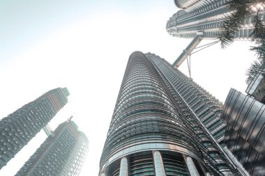 Kuala Lumpur mavi gökyüzüne karşı uzun boylu modern gökdelenler
