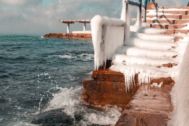 Kar ve buz Sevastopol, eski iskele merdiven ile kaplı