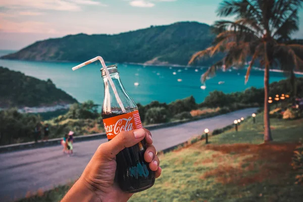 Flasche Glas Coca Cola Der Hand Mit Palme Meer Und — Stockfoto