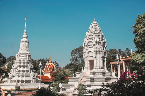 Cambodja Stoepa Koning Paleis Onder Heldere Blauwe Hemel — Stockfoto