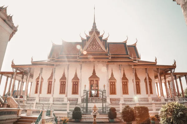 Prachtige Oude Tempel Tegen Blauwe Hemel Cambodja — Stockfoto