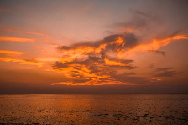 Φωτεινό Ηλιοβασίλεμα Πάνω Από Έκκεντρο Στη Θάλασσα — Φωτογραφία Αρχείου