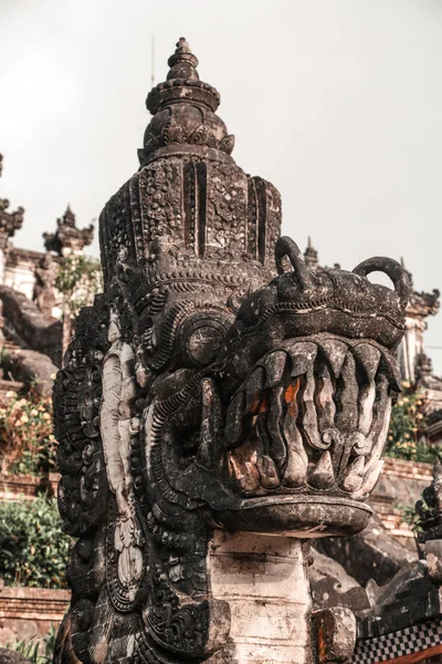 Oude Shabby Slang Standbeeld Bali — Stockfoto
