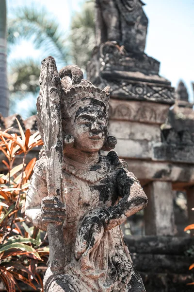 Oude Verweerde Religieuze Standbeeld Bali — Stockfoto