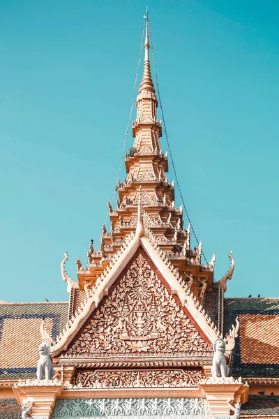 Prachtige Oude Tempel Tegen Blauwe Hemel Cambodja — Stockfoto