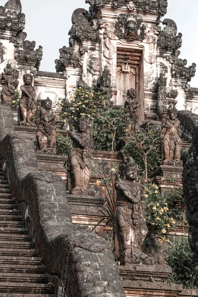 Trap Met Beelden Naar Oude Tempel Bali — Stockfoto