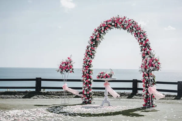 Düğün Çiçeği Kemeri Buketi Olan Küçük Bir Masa — Stok fotoğraf