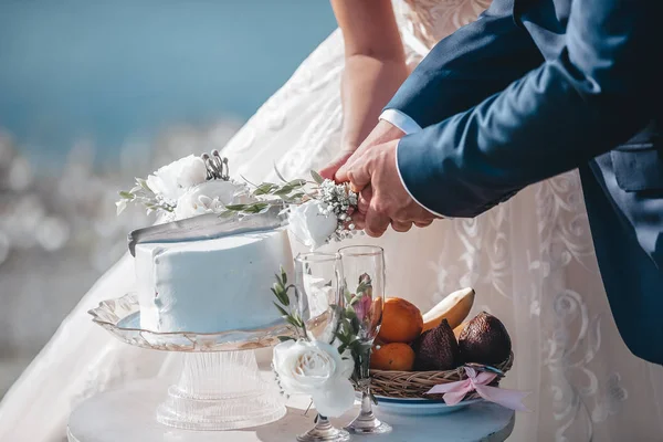 Жених Невеста Разрезали Свадебный Торт — стоковое фото