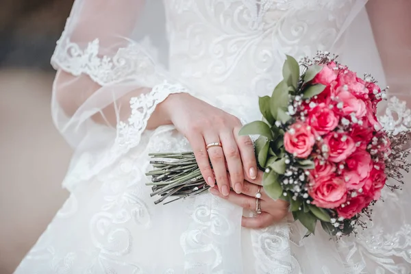 Noiva Tem Buquê Casamento Flores Cor Rosa — Fotografia de Stock